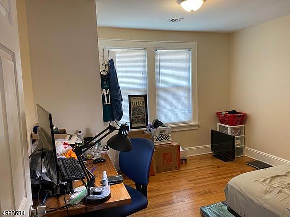 4th image of 140 William St #2