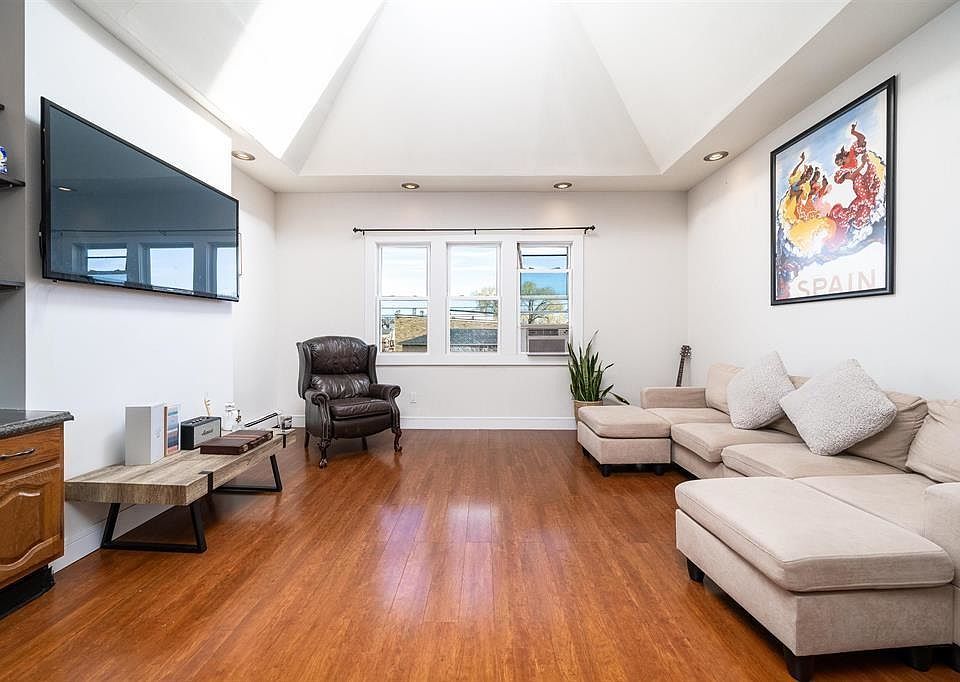 1st image of 55 Bowers St #3