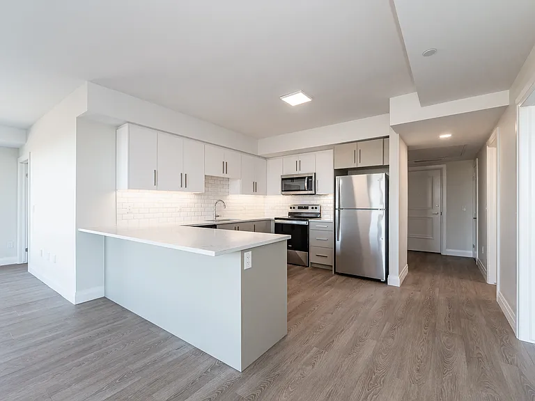 460 Columbia St W — Photo 122