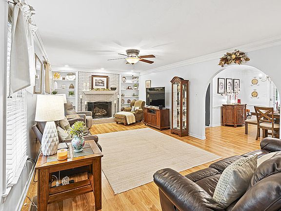 3rd image of 213 Chatham Ct