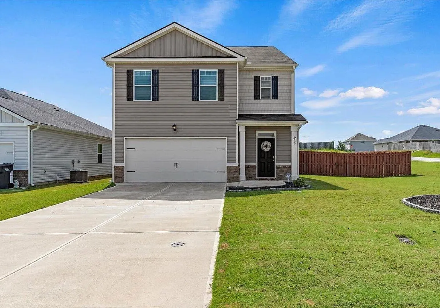 5 bed, 3.0 bath, 2400 sqft, $2,500 — Photo 1