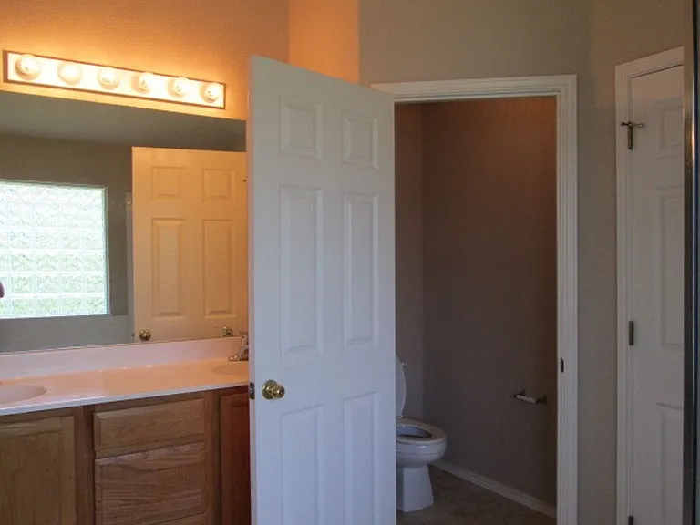 593 Cullen Blvd — Photo 19