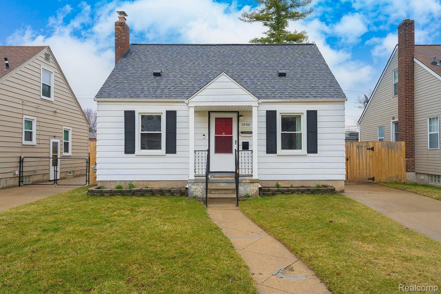 1040 N Wilson Ave photo 1