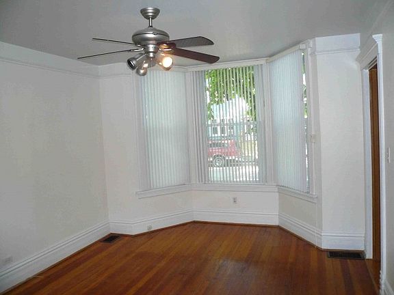 2nd image of 3053 N Leavitt St #1