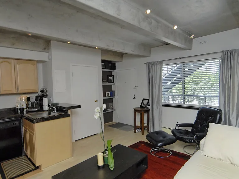 590 N Logan St — Photo 6