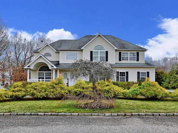15 Savanna Circle, Mount Sinai, NY 11766