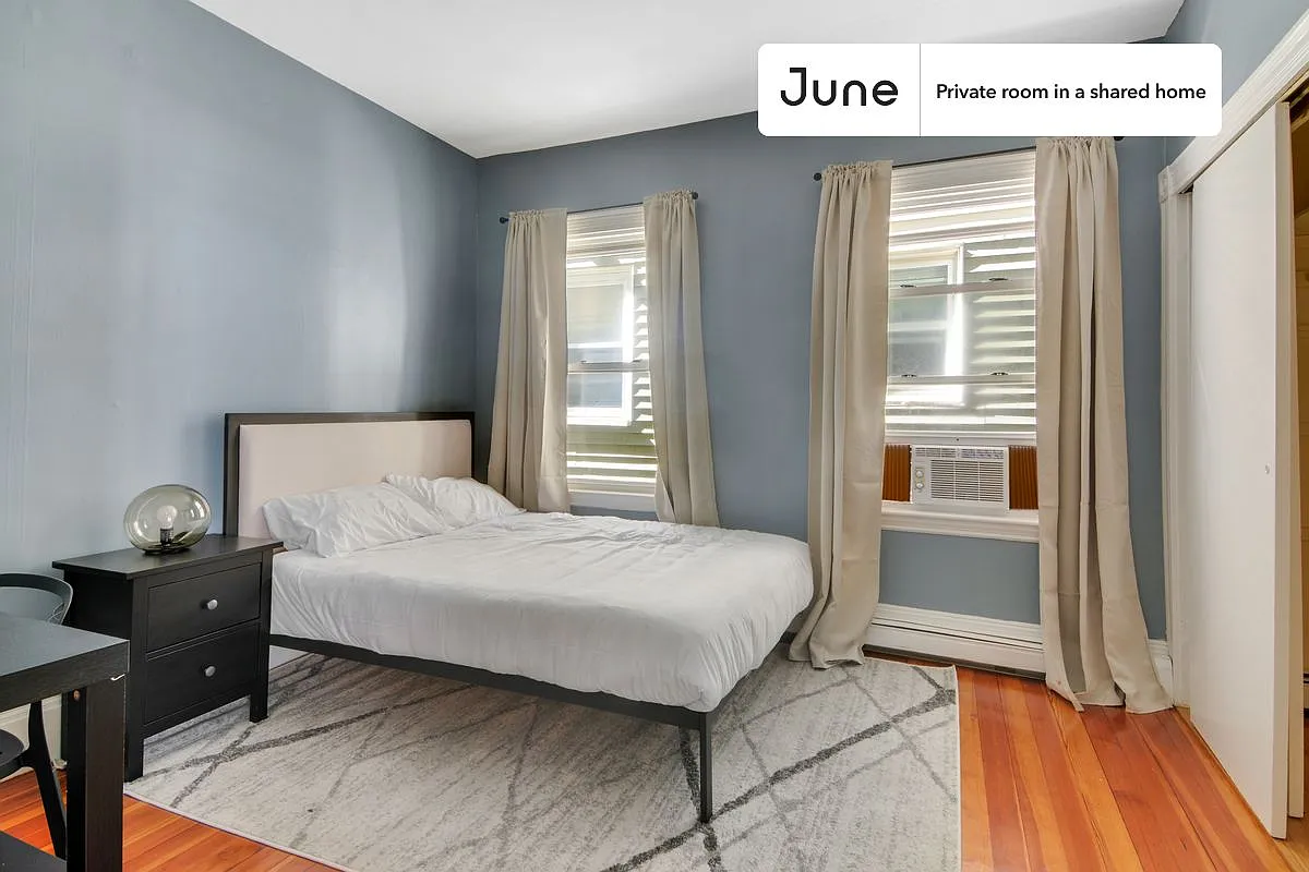 Full bedroom in 4 bed/1 bath home in Polish Triangle #745 B — Photo 1