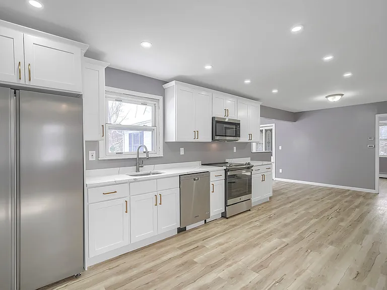 447 Clove Rd — Photo 15