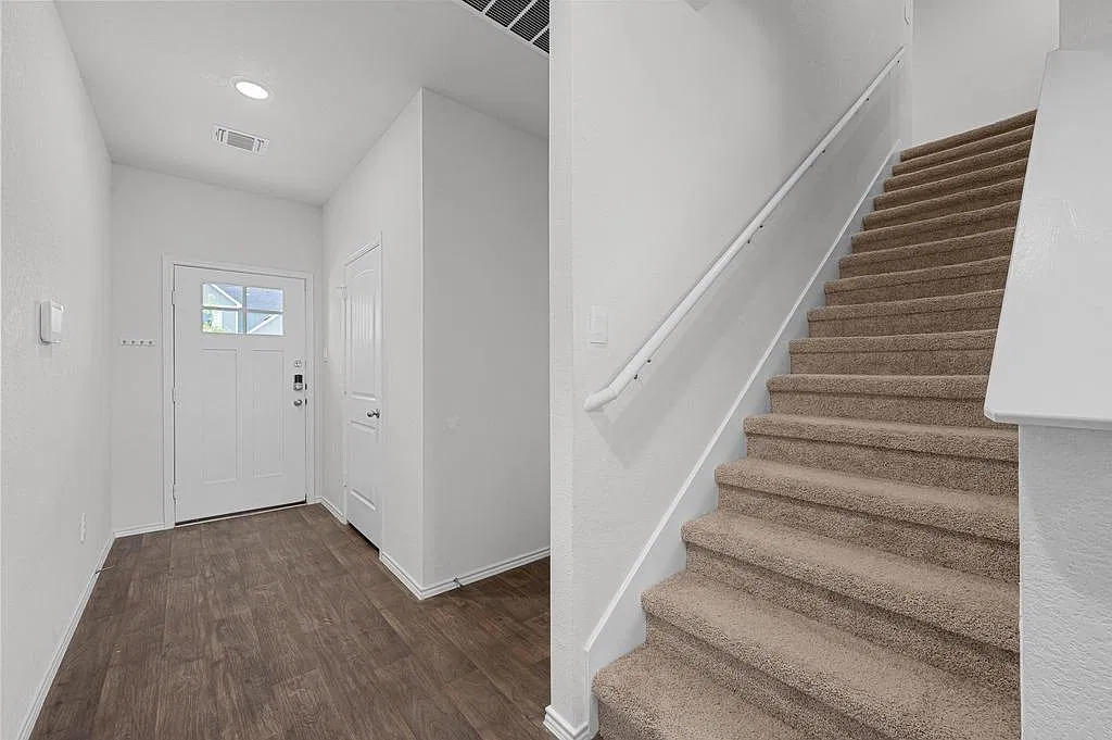 4 bed, 2.5 bath, 1972 sqft, $1,925 — Photo 3