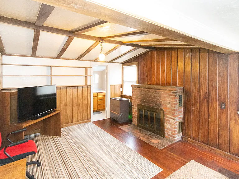 457 SW Washington Ave #8 — Photo 2
