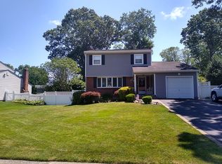 9 Calico Tree Rd, Smithtown, NY 11788