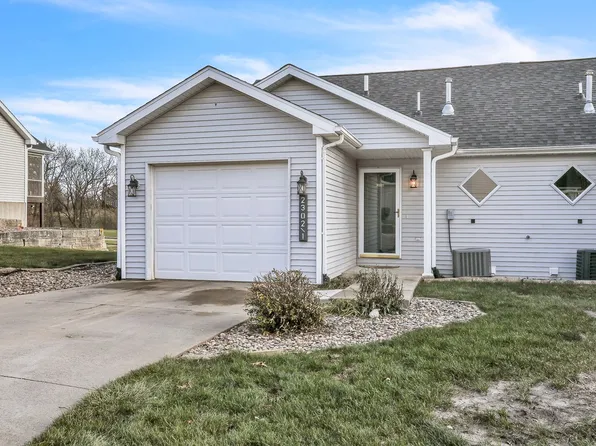 2302 Bos Landen Dr APT 1, Pella, IA 50219