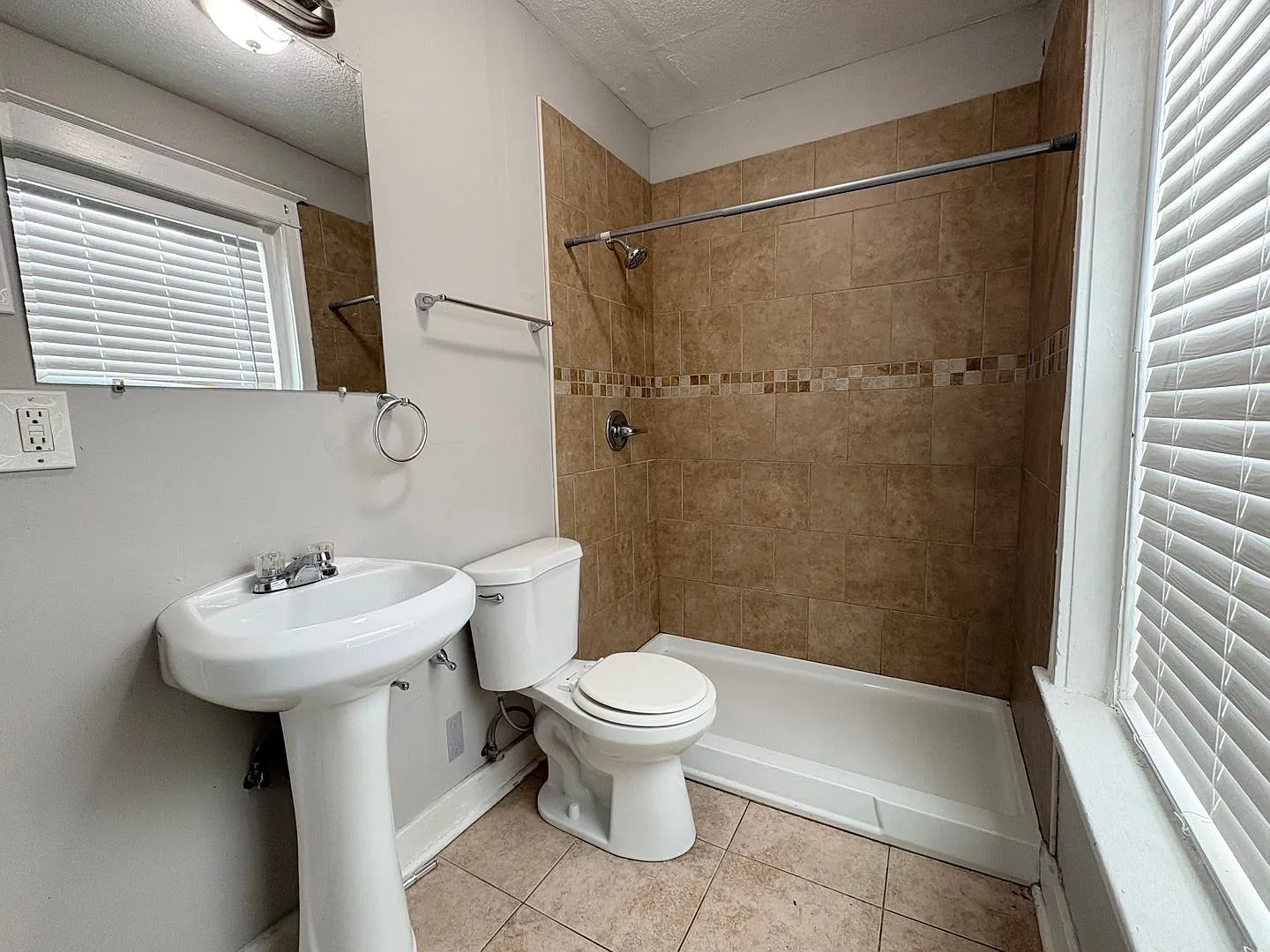 1017-1019 W 39th Street — Photo 3