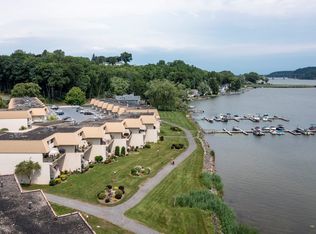 318 Bay Village Dr, Rochester, NY 14609