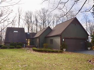 7180 Woodhaven Dr, Lockport, NY 14094