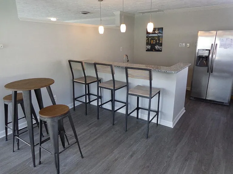 Ridgewood Club Apartments — Photo 14