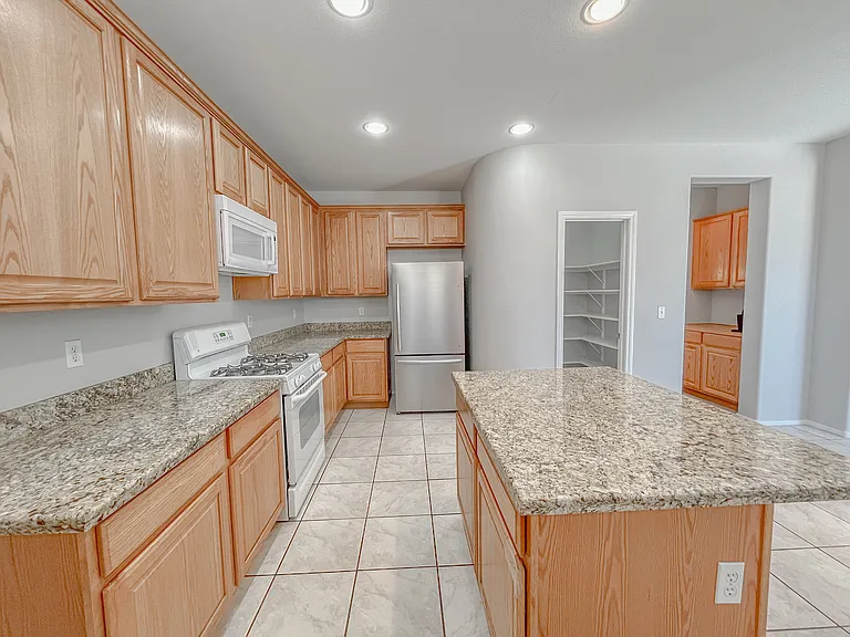 5646 Saint Elias St — Photo 24