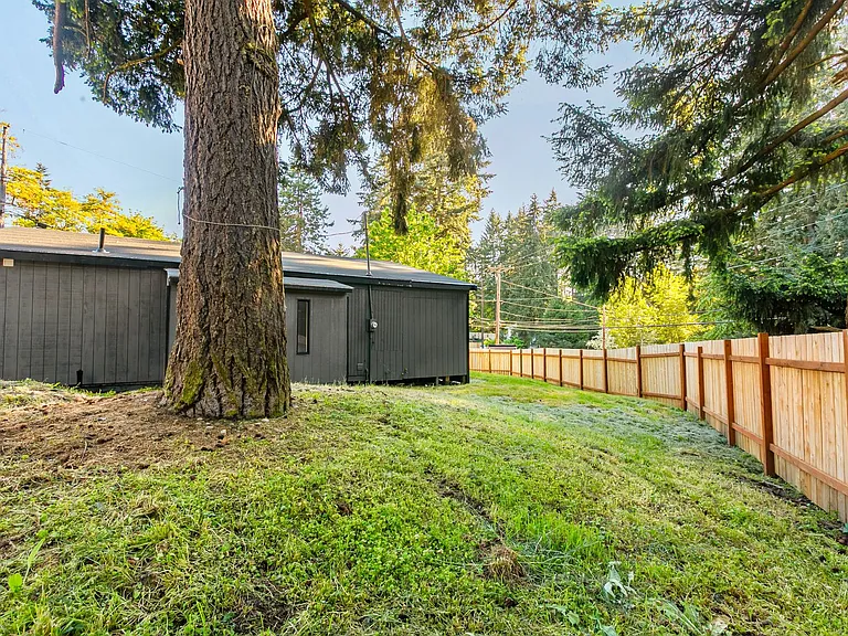 4919 Waller Rd E — Photo 10