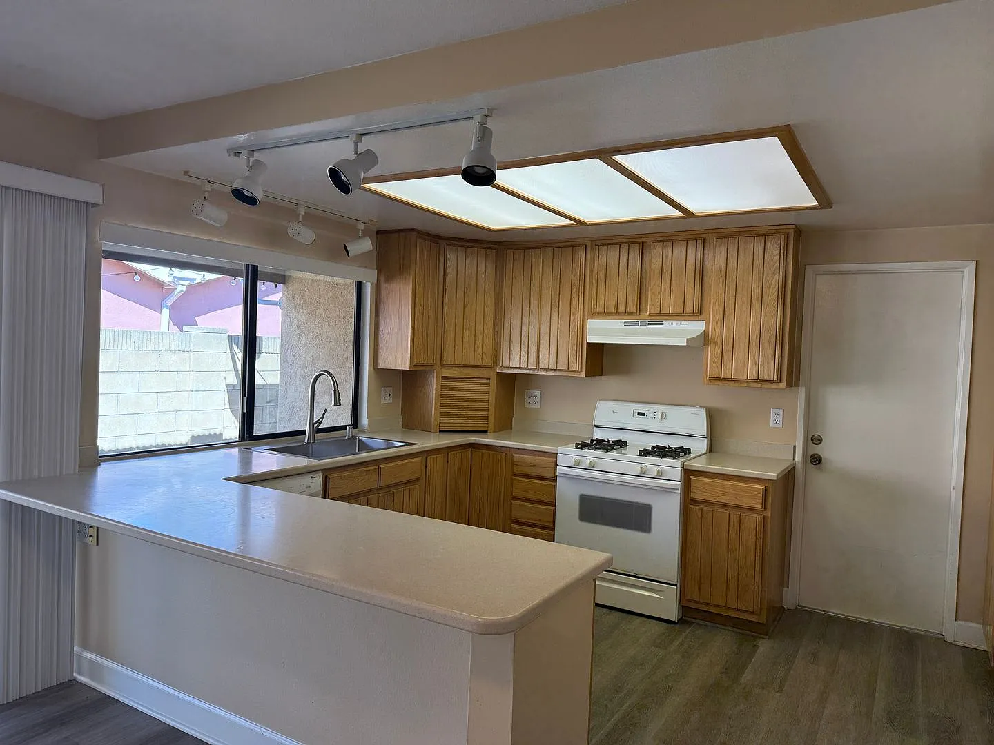 3 Bedroom, 2 Bathroom Single Story Home in Central Simi Valley — Photo 4