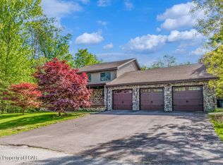 8 Freedman Ave, Dallas, PA 18612