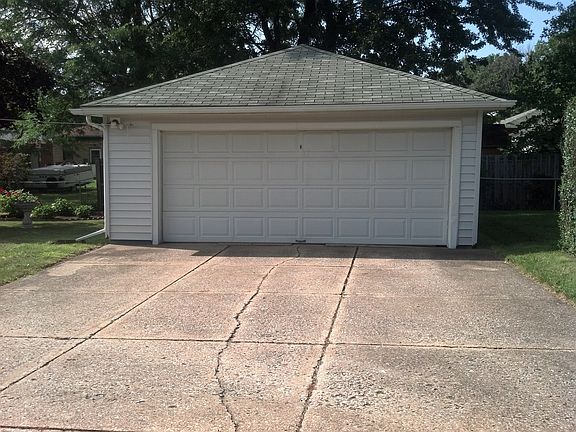 3rd image of 489 N Rocky River Dr