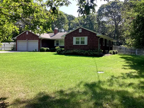 https://photos.zillowstatic.com/fp/581968c518dab77cf9fc63b30ff0c6e9-p_e.webp