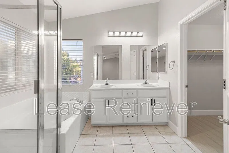 4 bed, 2.5 bath, 2190 sqft, $2,995 — Photo 4