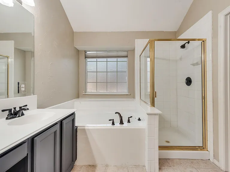 10911 Robincreek Ln — Photo 9