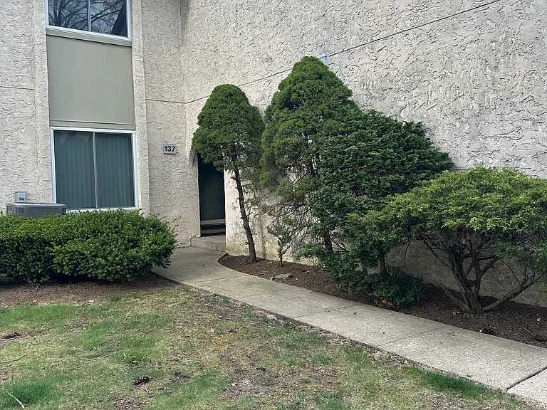 137 Tennyson Dr — Photo 2