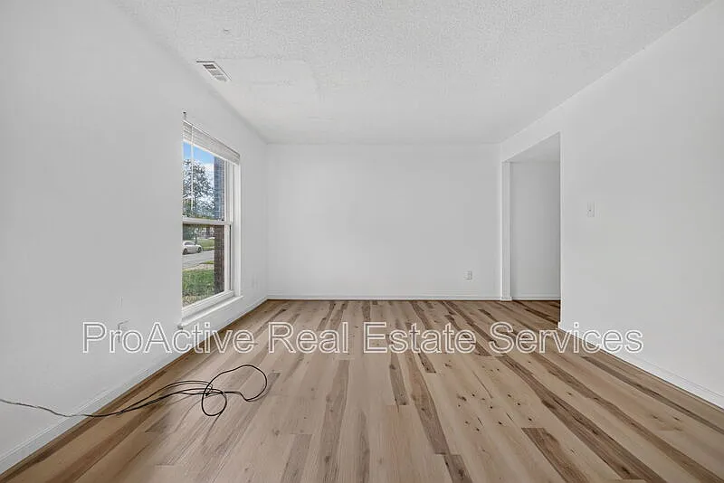 3 bed, 1.5 bath, 1220 sqft, $1,600 — Photo 3