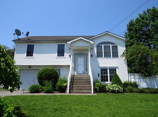 25 Dickens Ave, Dix Hills, NY 11746