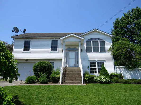 25 Dickens Ave, Dix Hills, NY 11746
