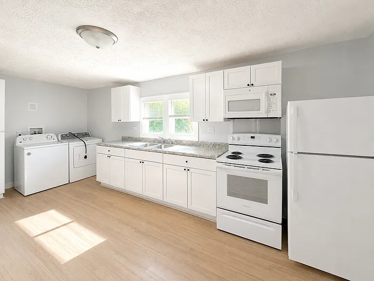1044 Muskegon Ave NW — Photo 4