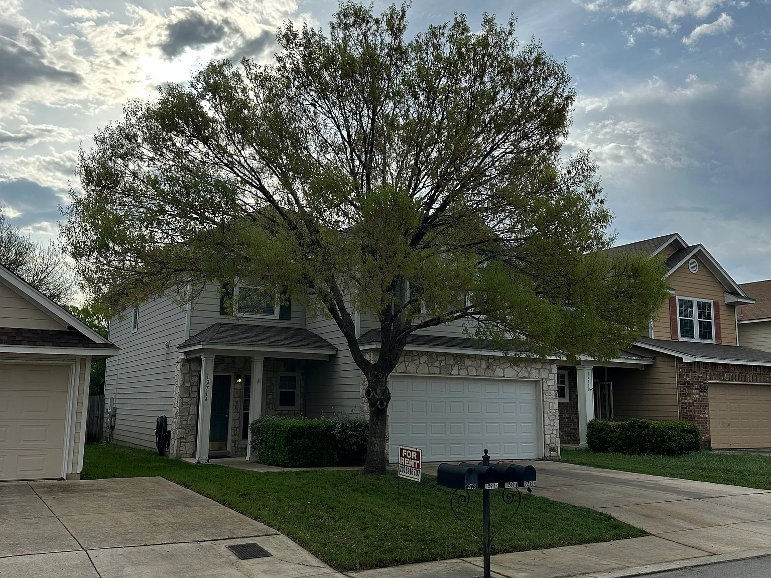 3 bed, 2.5 bath, 2000 sqft, $2,100 — Photo 1