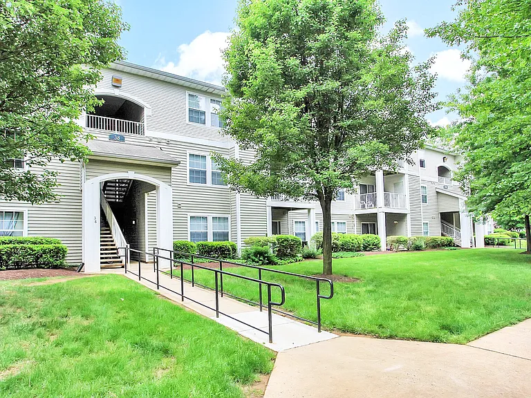 Highland Commons Apartments — Photo 9