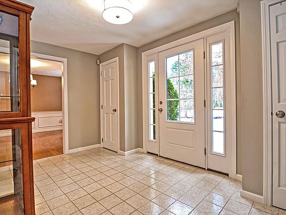4th image of 4 Knoll Dr