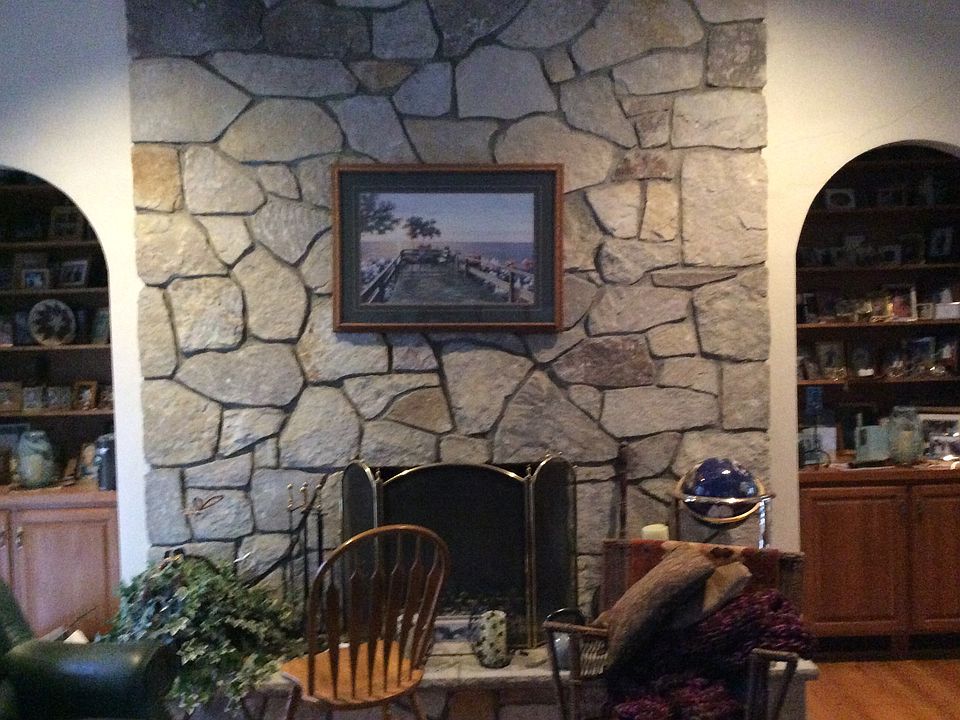 1st image of 221 Nancy Ln