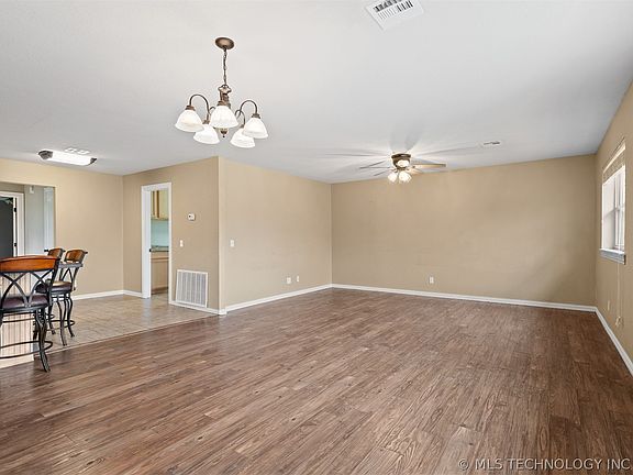 3rd image of 1411 Newport Rd