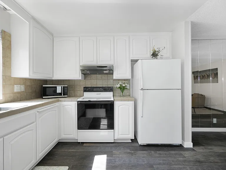 2401 La Salle Ct — Photo 10