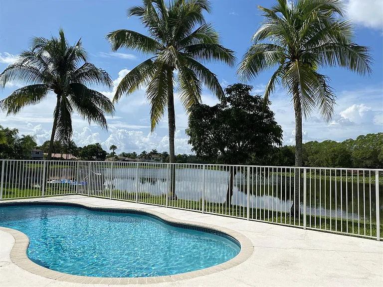 338 Cambridge Dr — Photo 2