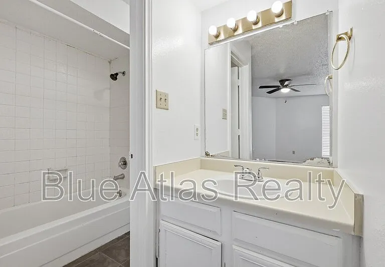 2713 Wimbledon Ct #D — Photo 10