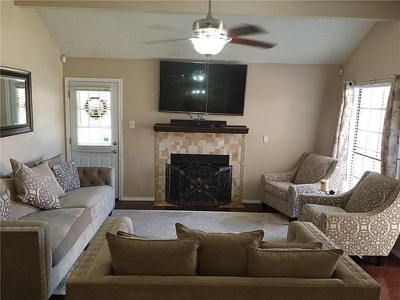 4th image of 526 Valley Mills Dr
