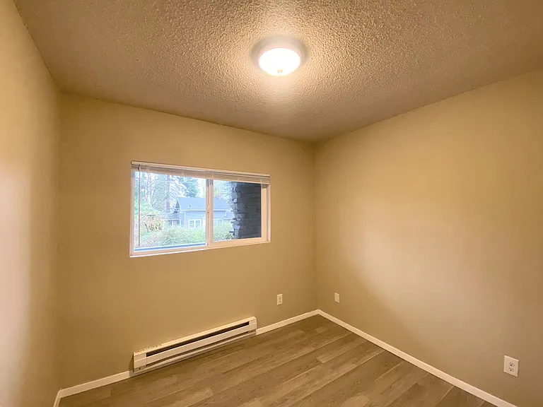 Clover Creek Apartments — Photo 10