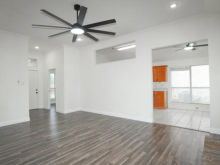 3109 Scott Dr — Photo 5