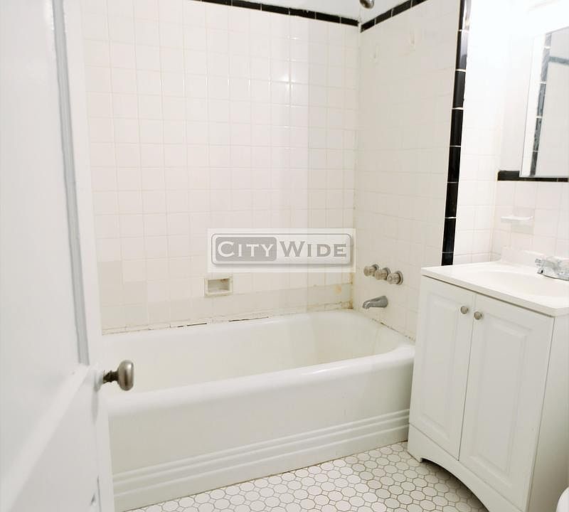 2nd image of 147 E 72nd St APT 3R