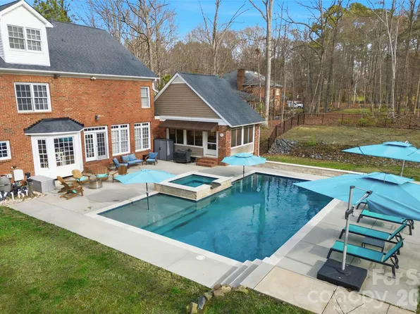 4425 Glen Oaks Dr, Matthews, NC 28104