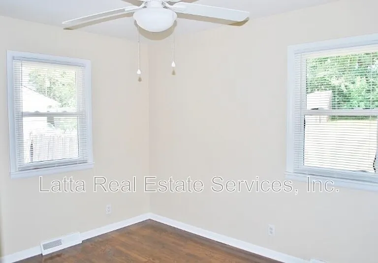 804 NW South Summit Cir — Photo 8