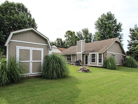 Nice fenced back yard!
