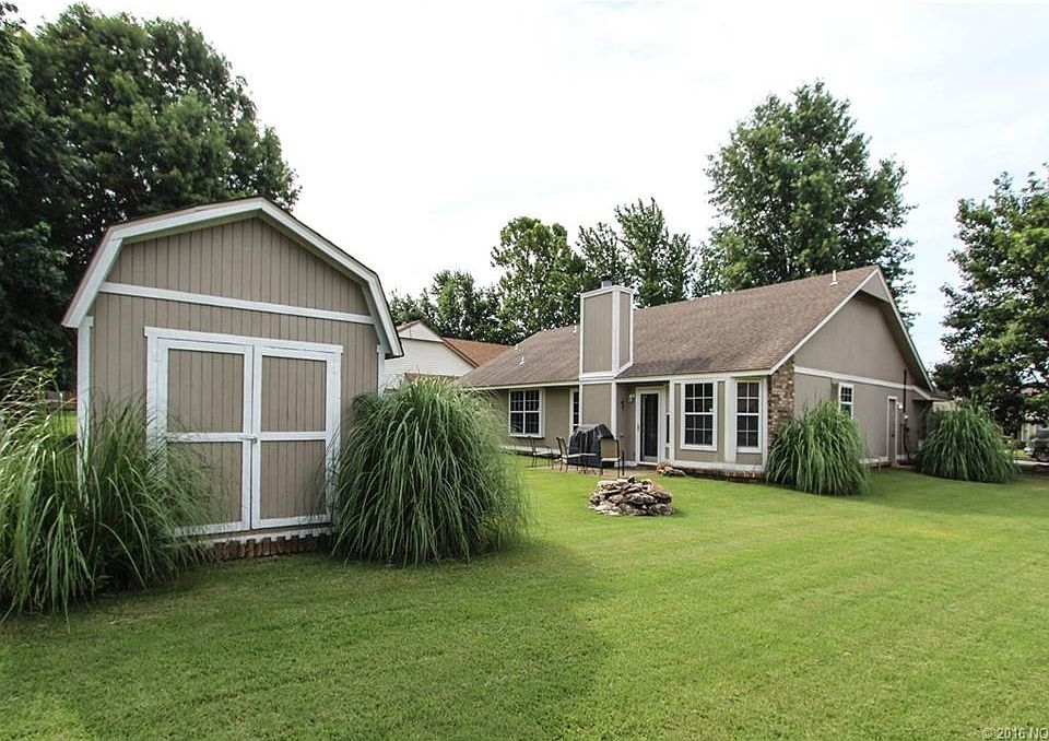 Nice fenced back yard!