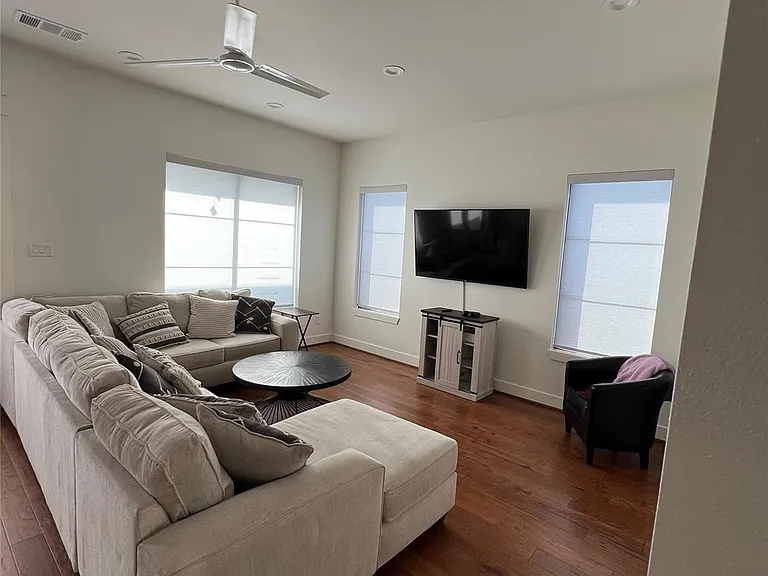 10330 Grove Row Ave — Photo 4
